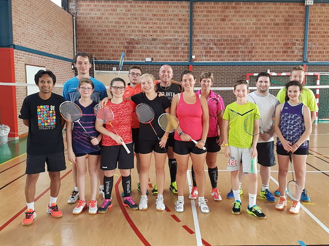 groupe d'enfants jouant au badminton participant au stage sportif de badminton djuringa juniors