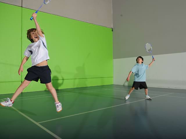 Enfants s'entrainant au badminton en stage sportif cet été