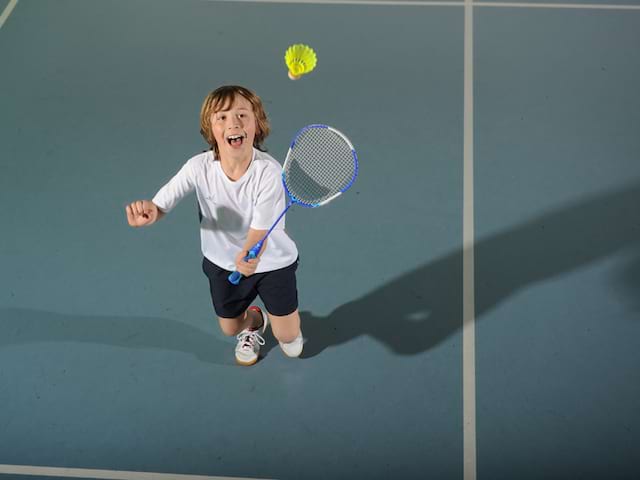 enfant jouant au badminton cet été durant un stage sportif