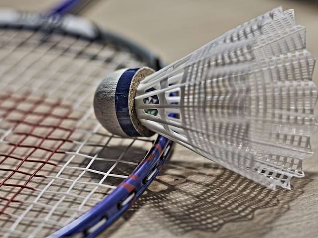 raquette et volant de badminton durant un stage sportif cet été