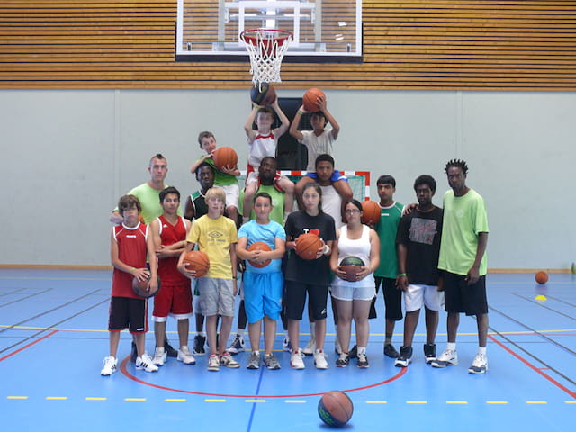 groupe d'enfants jouant au basketball cet été durant les stages de baskeetball