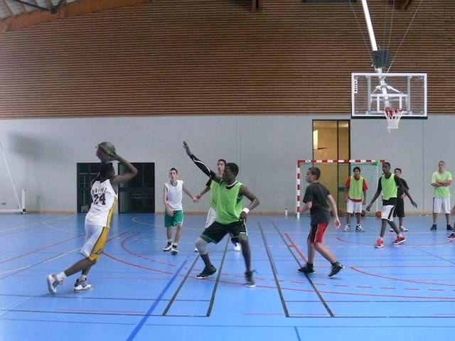 Enfants se perfectionnant au basket en colo sportive