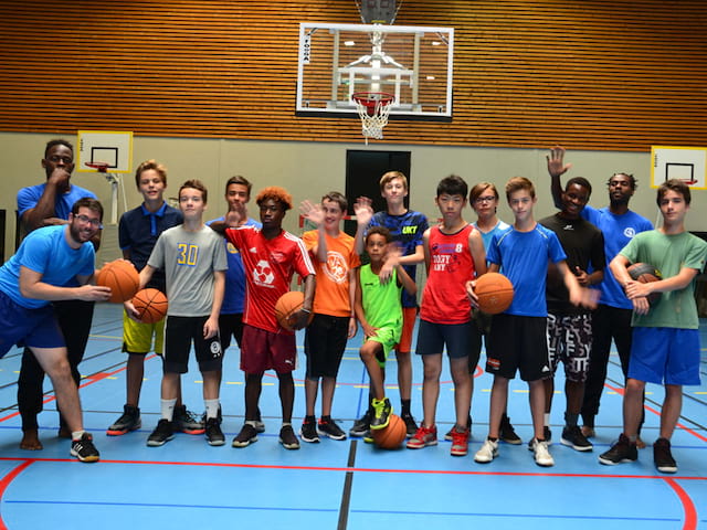 groupe d'enfants en basketball cet été en stage sportif