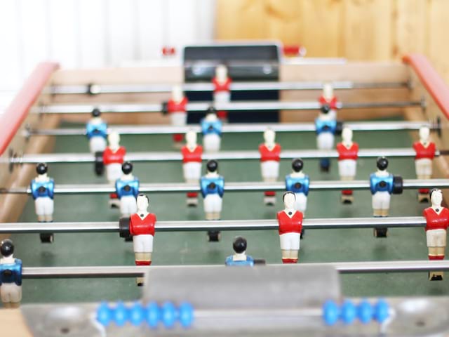 table de babyfoot en stage sportif pour cet été enfants et ados