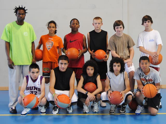 Photo de groupe d'une équipe de basket cet été