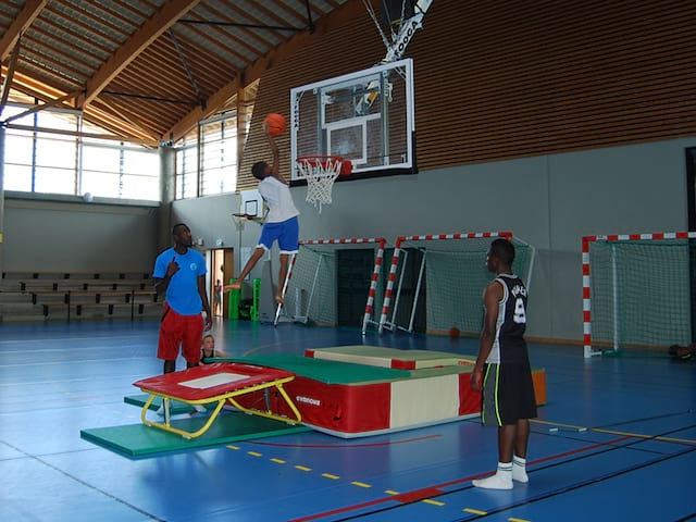 Exercices de sports en stage sportifcet été