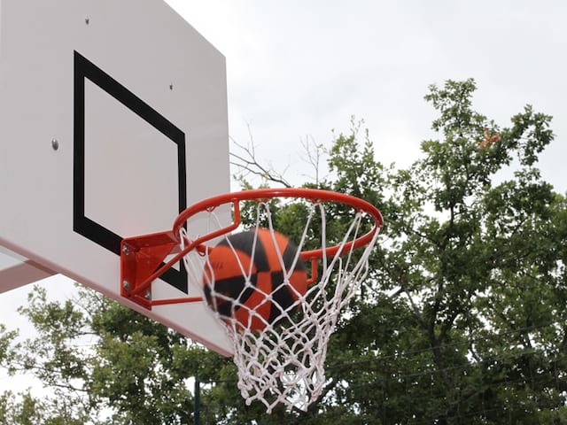 Ballon rentrant dans un panier de basketball en stage sportif de basket cet été à Yssingeaux