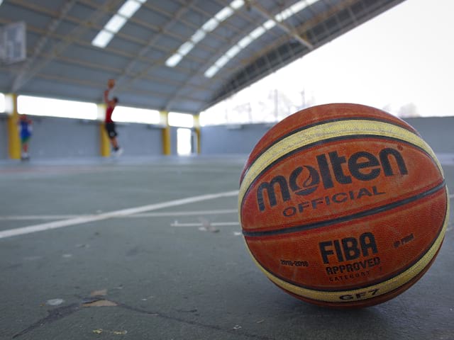 ballon de basketball sur un centre de stages sportifs pour enfants et ados