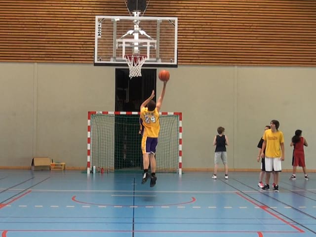 enfants et ados en stage sportif de basketball