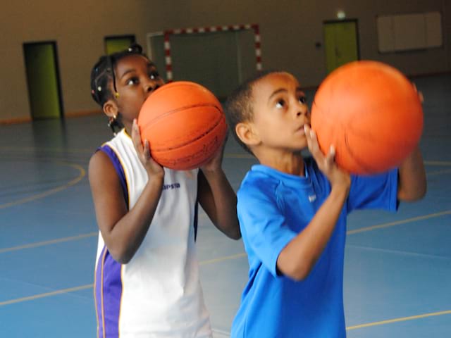 enfants s'entrainant à faire du basketball grace à un stage de basket