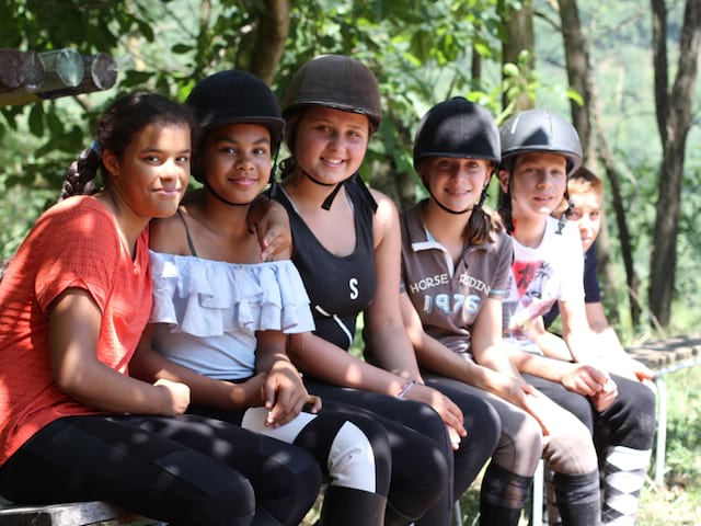 groupe d'amies en stage d'équitation été enfants et ados