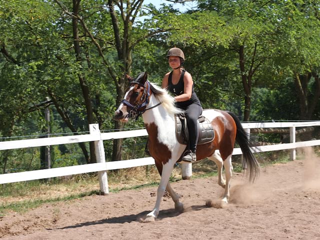 adolescente faisant du cheval en stage d'équitation cet été