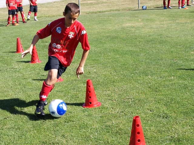 Enfant s'entrainant au football durant un stage sportif de foot