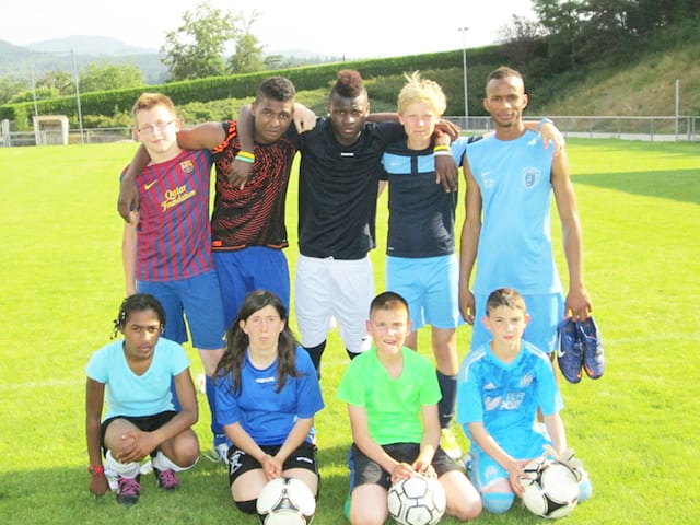 groupe d'enfants en colo et stage sportif cet été 