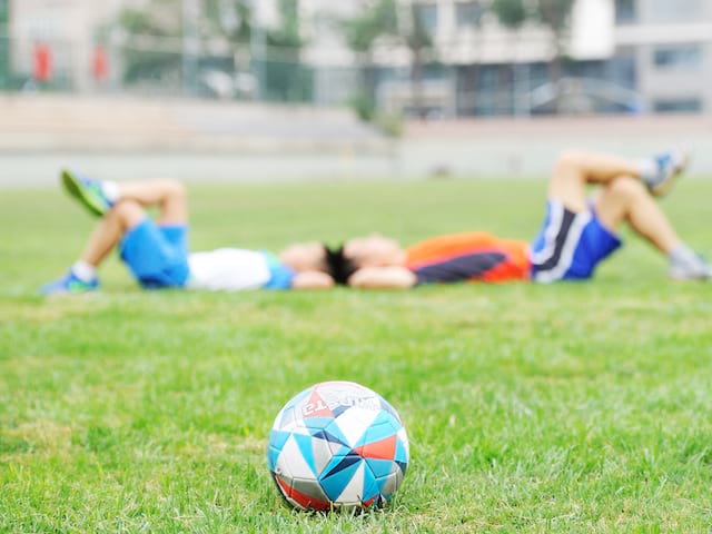 Adolescents durant un stage de football masculin cet été