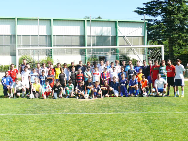 groupe d'enfants et ados durant un stage sportif de football