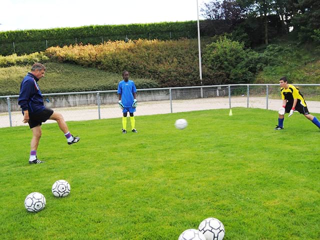 Ados en entrainement de football en stage sportif cet été