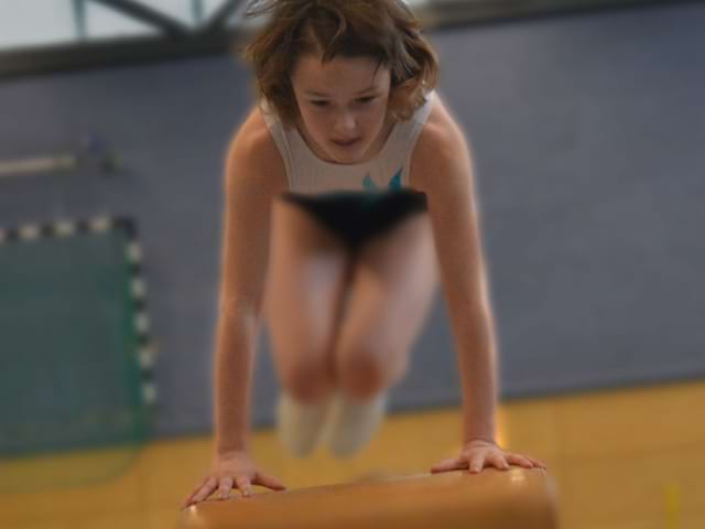 jeune fille pratiquant la gymnastique en stage sportif cet été