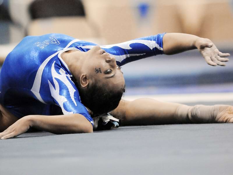 Adolescente pratiquant la gymnastique à haut niveau en stage sportif de gymnastique rythmique cet été