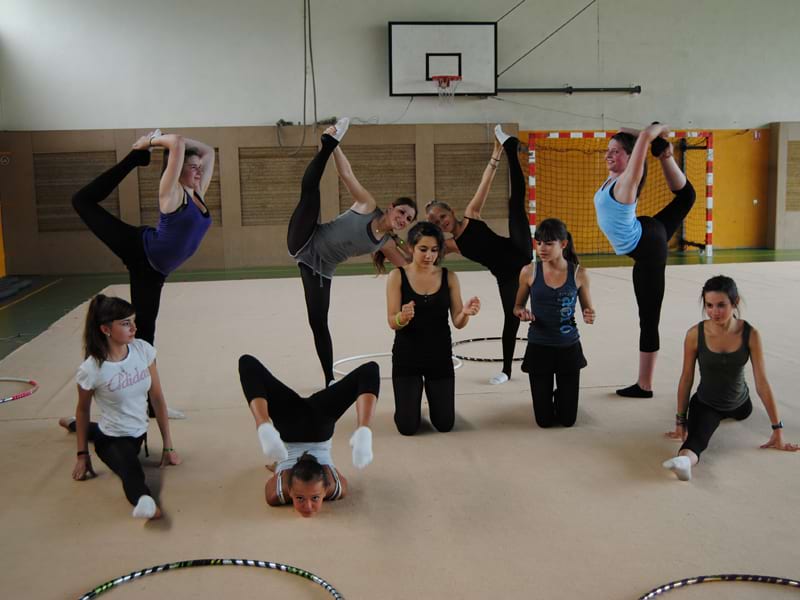 groupe d'enfants faisant de la gymnastique en colonie de vacances cet été