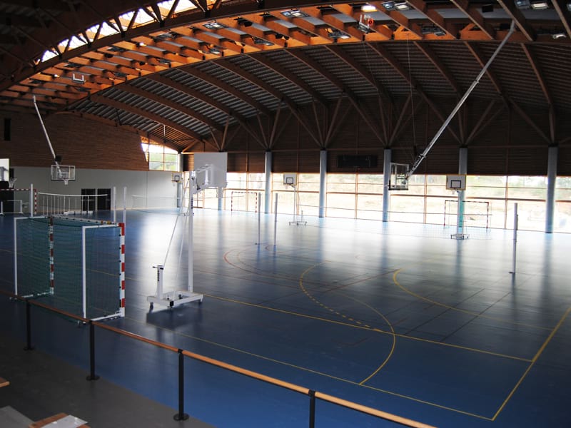 vue sur le gymnase de stages sportifs pour enfants à Yssingeaux