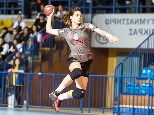 Adolescente se perfectionnant au handball en stage sportif handball cet été