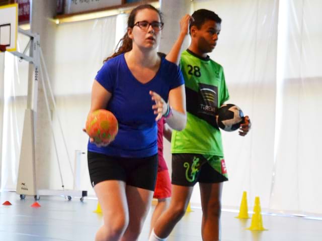 ados jouant au handball en stage sportif de hand