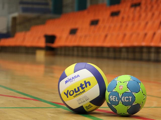 ballon de handball en stage sportif cet été pour enfants et ados 