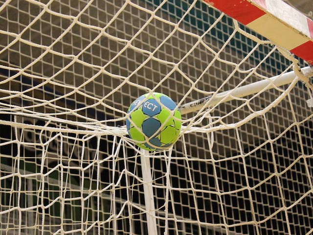 Ballon de handball dans le filet en stage sportif de hand cet été