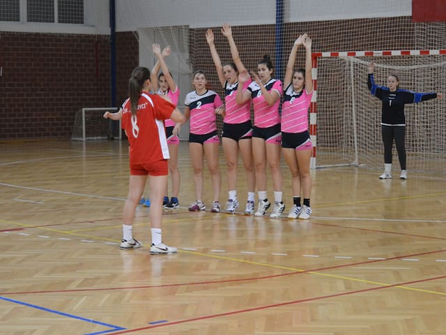 Enfants faisant des exercices d'entrainement pour le handball en colo et stage sportif cet été