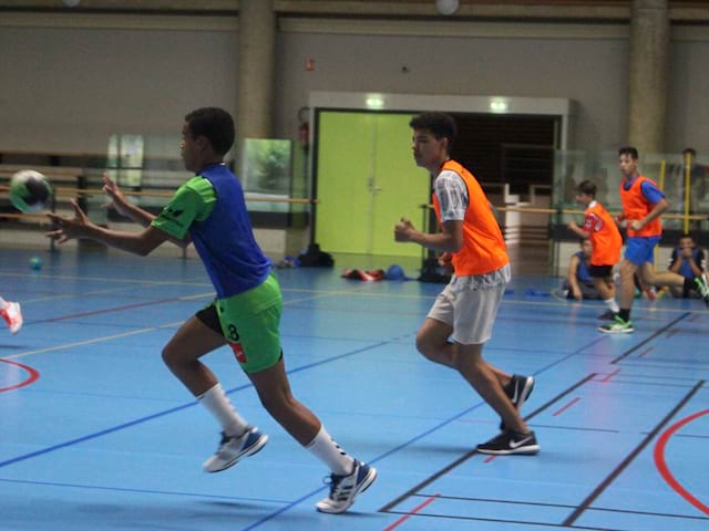 ados en pleine partie de hand cet été en stage de handball 