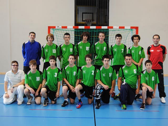 groupe d'ados équipe de handball en stage sportif de handball cet été