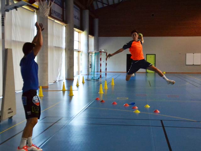 adolescent suivant un entrainement sportif de handball durant un stage cet été