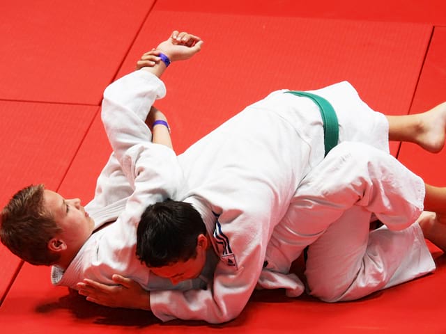 Deux adolescents pratiquant le judo à haut niveau en stage sportif