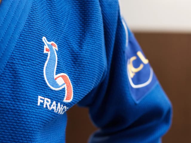 Gros plan sur un kimono de judo en stage sportif pour enfants et ados