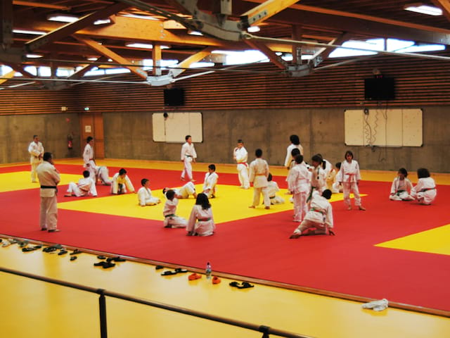 Vue sur le gymnase durant un stage sportif de judo pour enfants et ados l'été