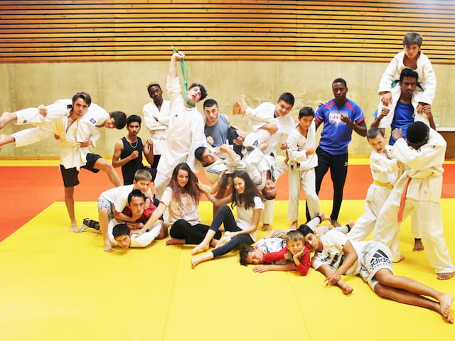 Groupe d'enfants pratiquant le judo durant les stages sportifs cet été 