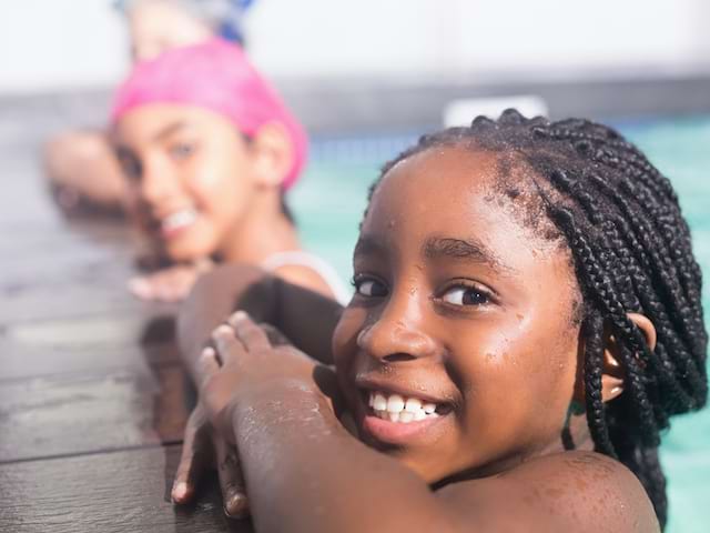 portrait de jeunes filles au bord de la piscine 