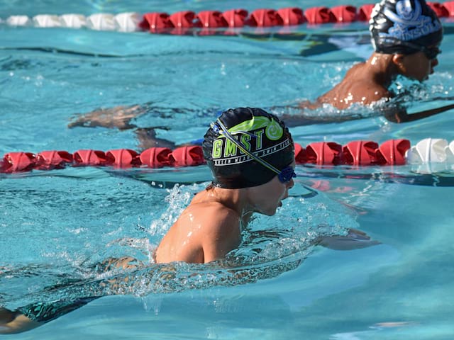 Enfant pratiquant la natation en stage sportif cet été