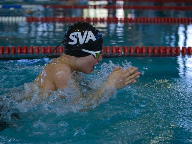 enfants nageant en stage sportif natation été