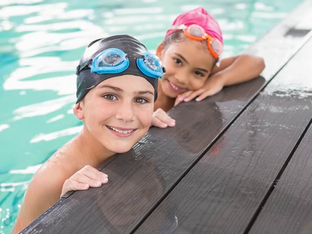 Portrait d'enfants au bord de la piscine en stage sportif natation