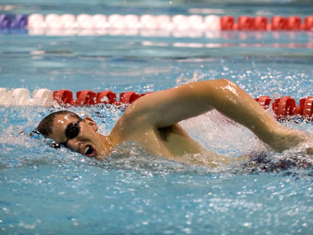 Adolescent pratiquant la natation cet été lors d'un stage sportif