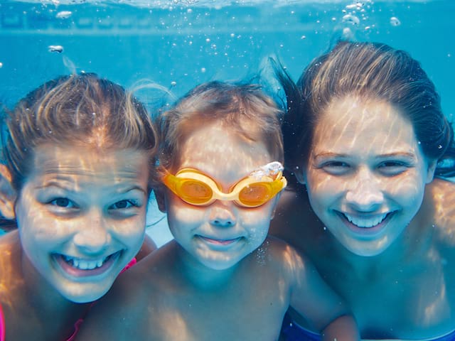 enfants faisait de la natation en stage sportif cet été