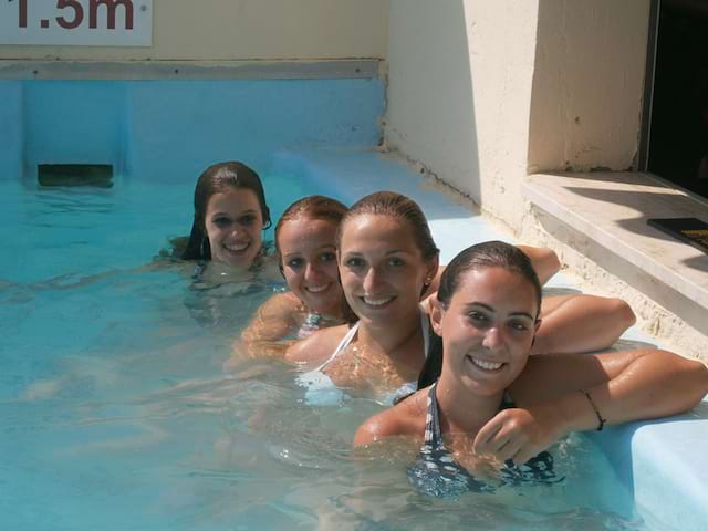 groupe de jeunes filles à la piscine en stage sportif de natation cet été