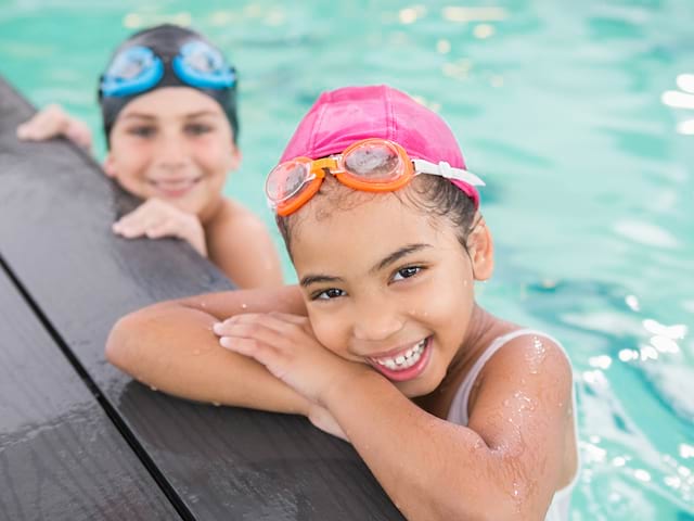 Portrait d'enfants en stage de natation cet été