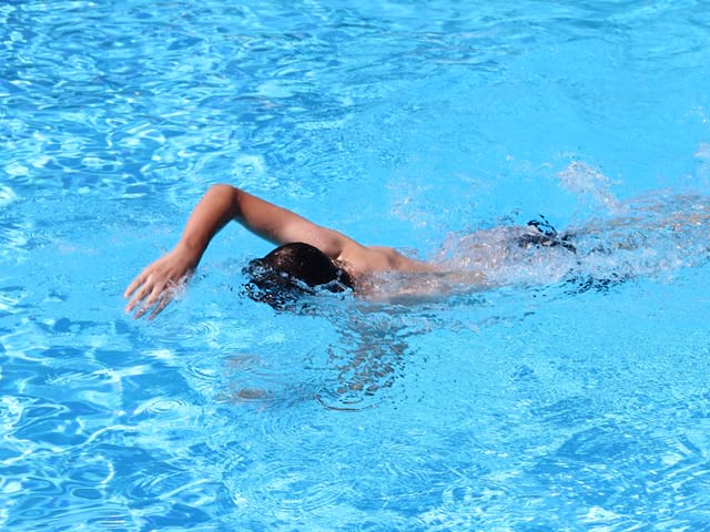 Ado pratiquant la natation en stage sportif de natation cet été