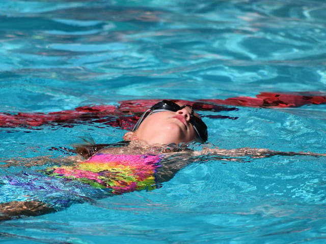 enfant apprenant différentes façons de nager en colonie de vacances sportives natation