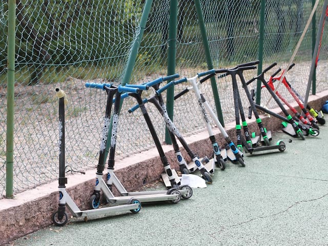 Trottinettes rangées pour le stage sportif roller et trottinettes à Yssingeaux cet été