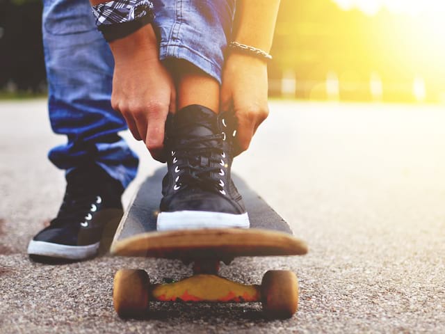 Adolescent en stage sportif skateboard cet été