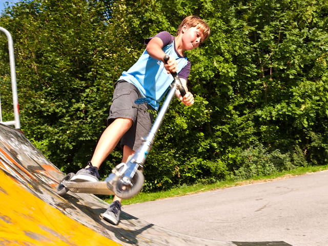 Adolescent faisant de la trotinette en colonie de vacances cet été